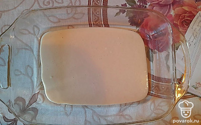 В форму для запекания, смазанную маслом, вылить 1 часть получившегося теста.