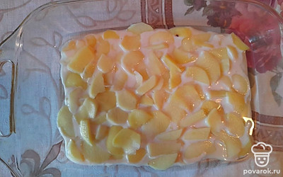 Первым слоем выложить картофель и немного посолить.