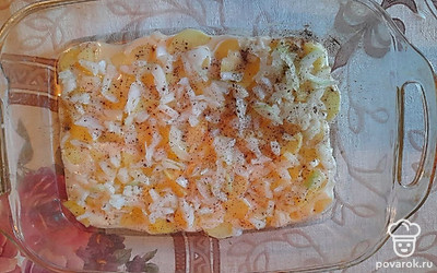 Вторым слоем выложить лук и перец.