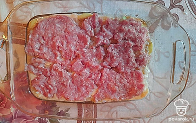 Третьим слоем идёт фарш.
