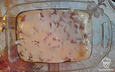 Оставшимся тестом залить запеканку и отправить в духовку на 35 минут при 180 градусах.