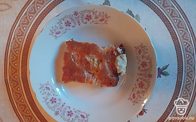 Подавать блюдо порционно. Запеканку можно есть как в холодном,так и в горячем виде. Приятного аппетита! 