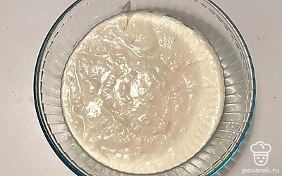 Смешайте се ингредиенты в одной емкости до однородной консистенции. Получившуюся массу вливайте в смазанную растительным маслом форму. Поместите в духовку на 30 минут.