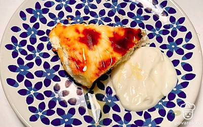 Готовое блюдо украсьте сметаной, медом или изюмом.