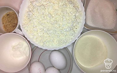 Тщательно промойте куриные яйца под водой, отмерьте нужное количество остальных по списку ингредиентов, разместите их в каждую емкость, по отдельности.