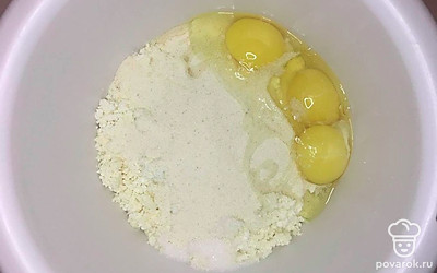 В глубокую емкость с творогом добавьте манную крупу, вбейте яйца, тщательно перемешайте. После высыпьте в творожную массу сахар, добавьте ванилин, повторно перемешайте. Смажьте посуду для запекания растительным маслом.