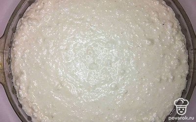 Дно посуды посыпьте панировочными сухарями, равномерно распределите по дну. Аккуратно поместите творожную массу, разровняйте поверхность, полейте сметаной. Поставьте посуду для запекания в духовку, разогрейте до 180С, выпекайте 40 минут. Готовое блюдо аккуратно выньте из духовки, дайте полностью остыть.