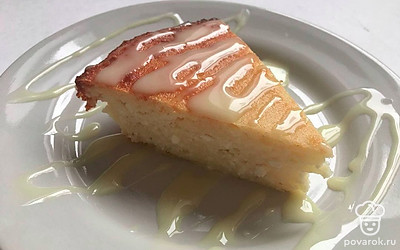 Подавайте запеканку с горячими напитками, без сахара либо полейте ее обезжиренным кремом.