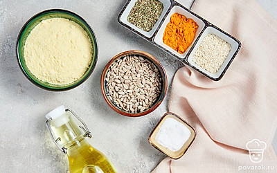 Муку просейте, чтобы наполнить ее кислородом. Воду вскипятите. Также подготовьте скалку, противень, пищевую пленку и пергаментную бумагу.