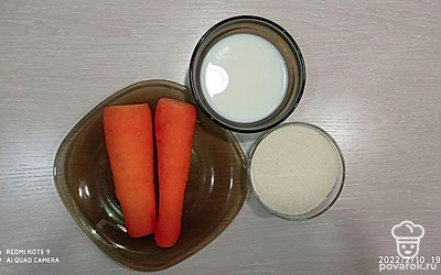 Промойте морковь под водой, почистите от кожуры, подготовьте остальные по списку ингредиенты, по емкостям разложите, для дальнейшего применения.