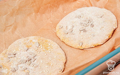 Приготовьте хлебцы. Духовку включите разогреваться до 180 градусов. Противень застелите листом пергамента, а сверху выложите подготовленное тесто. Затем раскатайте тесто в тонкий пласт, проколите его вилкой и разрежьте на прямоугольники или кружочки. Поместите хлебцы в духовку и оставьте их на 15-20 минут.