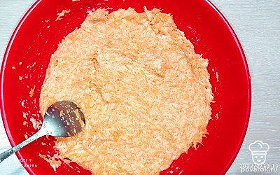 Высыпьте манную крупу в глубокую посуду, залейте молоком, дайте постоять 15 минут. Добавьте ванилин и корицу хорошо перемешайте. Напоследок добавьте тертую на терке морковь, тщательно перемешайте.