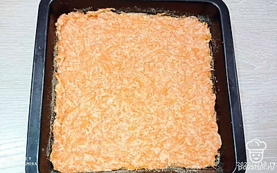 Смажьте сливочным маслом посуду для запекания, затем выложите морковную массу, поместите в микроволновку на 30 минут, до готовности. Аккуратно выньте запеканку, дайте ей остыть.