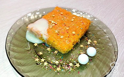 Перед подачей украсьте кондитерской посыпкой, дополните свежей сметаной или сгущенным молоком, так запеканка будет сочнее, от нее вы не оторветесь.