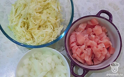 Натереть кабачок. Порезать куриную. Порезать лук. 