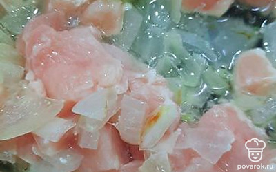 Обжарить лук и грудку.