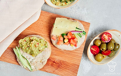 Ароматные хлебцы из кукурузной муки разделите на порции и подайте к столу. При желании к ним можно добавить сливочное масло, красную рыбу, овощи или другие ингредиенты, сделав небольшие бутерброды.