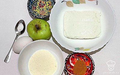 Подготовьте посуду для приготовления. Помойте, очистите и нарежьте яблоки.