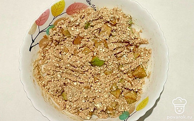 Возьмите посуду и поместите туда творог. Вилкой разомните творог и добавьте в него соду, тщательно перемешайте. Взбейте яйцо и добавьте его к творогу. Затем добавьте корицу, манную крупу и яблоки, тщательно перемешайте.