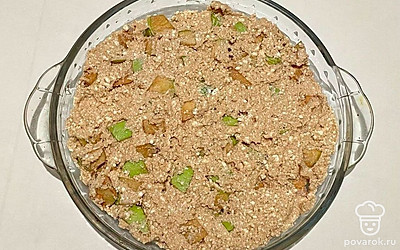 Возьмите форму для запекания и смажьте ее маслом. Выложите полученную массу в форму и поместите ее в разогретую духовку на 30 минут при температуре 200°С.