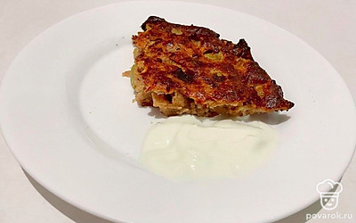 Готовое блюдо выложите порционно и украсьте ягодами, медом сгущенкой или изюмом.