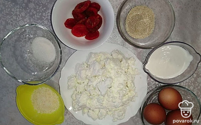 Для дальнейшего приготовления выложите на стол нужные продукты и неглубокие емкости. Под водой тщательно промойте яйца, курагу и кунжут.