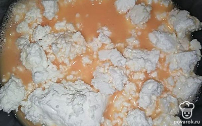 Подготовьте миску, в нее вбейте нужное количество яиц, добавьте щепотку соли; перемешайте все венчиком, чтобы образовалась пена. Далее сюда же добавьте творог и сметану, перемешайте погружным блендером.