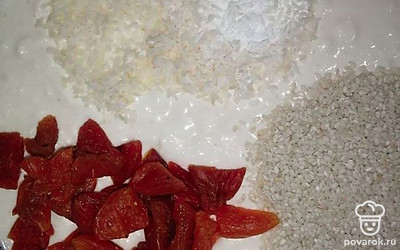 В отдельную тарелку пересыпьте курагу, нарежьте ее на маленькие дольки. Под конец в творожную массу добавьте кунжутные семена, кокосовую стружку, фруктозу и дольки кураги; всю готовую консистенцию хорошо перемешайте.