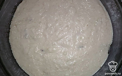 Подготовьте силиконовую форму, выложите в нее творожную массу. Разогрейте духовку на 180С и запекайте блюдо 30 минут. После того как блюдо приготовится, выключите духовку и дайте ему настояться 10-15 минут.