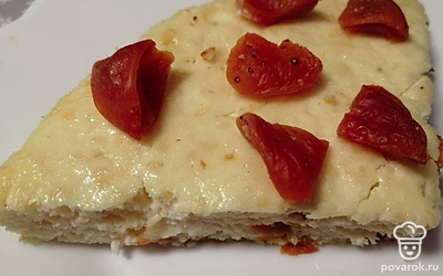 Готовую запеканку подавайте на стол в остывшем состоянии, посыпьте, украсьте ее кусочками кураги, для придачи аппетитности блюда.