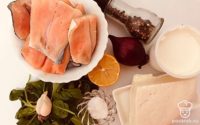 Подготовьте рыбное филе, промойте его, обсушите бумажными полотенцами.