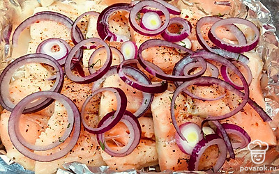 Выложите филе рыбы в форму, полейте соком лимона, посолите, поперчите. Мелко порубите шпинат и смешайте его со сметаной.