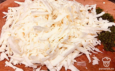 Очистите лук, порежьте его кольцами, посыпьте рыбу, сверху высыпьте сметану со шпинатом.