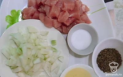 Нарезаем куриную грудку и лук.