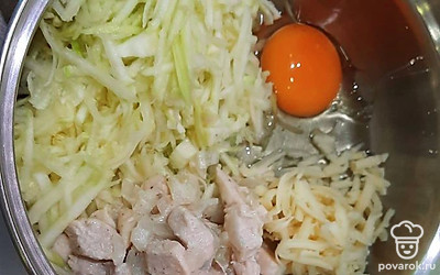 Затем трём кабачок, и все ингредиенты вместе с куриной грудкой кладём в миску.