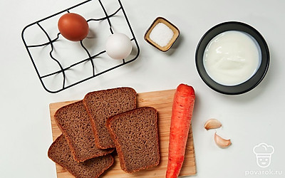 Морковь помойте, почистите и натрите на терке. Куриные яйца помойте, отварите вкрутую, очистите и натрите на терке. Чеснок почистите и пропустите через пресс. Укроп помойте, обсушите и мелко покрошите.