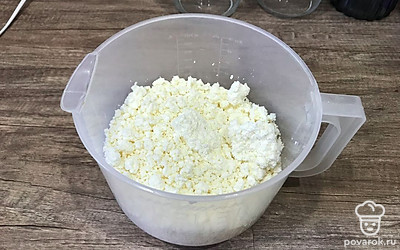 Творог добавляем в миску.