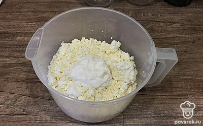 Выкладываем сметану.
