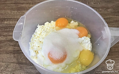 Добавляем яйца куриные, сахар, ванилин.