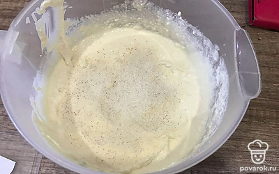 Перебиваем всю массу блендером и добавляем манную крупу.