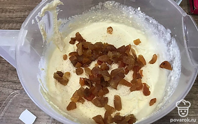 Перемешиваем и добавляем нарезанную кубиками курагу.