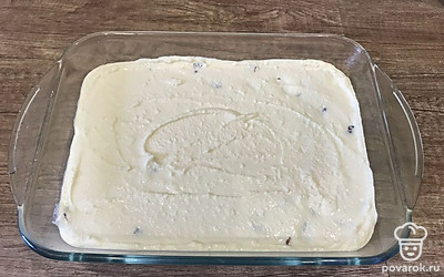 Нагреваем духовку до 180градусов и ставим туда запеканку на 40 минут.