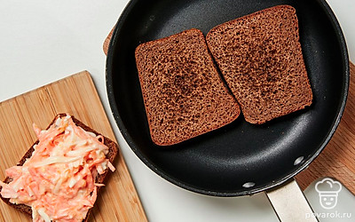 Приготовьте тосты. Хлеб обжарьте на сухой сковороде на среднем огне по 2 минуты с каждой стороны. На хлеб выложите начинку.