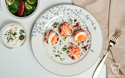 Подавайте тосты с морковью, посыпав их измельченным укропом.