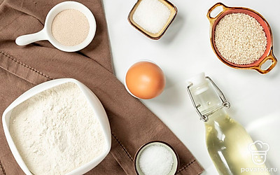 Предварительно просейте муку, чтобы избежать попадания в тесто комочков. Нагрейте воду до 38-40 градусов. Помойте куриное яйцо и отделите желток от белка. Подготовьте полотенца, миску, скалку, пергаментную бумагу и противень.