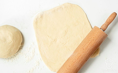 Сформируйте багет. Готовое тесто обомните, чтобы вышел лишний воздух. Раскатайте тесто скалкой в прямоугольный пласт, затем сложите его в конверт и еще раз раскатайте. Придайте тесту форму багета, слегка растягивая его по бокам.