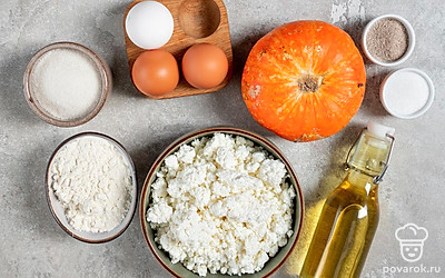 Тыкву очистите от кожуры и семечек. Вымойте яйца. Разложите перед собой ингредиенты. Приготовьте блендер. Духовку разогрейте до 150 градусов.