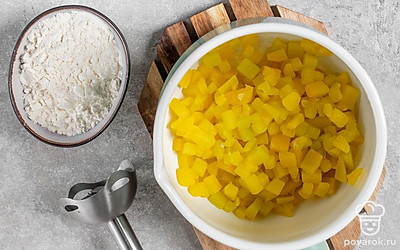 Сделайте тыквенную массу. Тыкву нарежьте кубиками и отварите до мягкости. Слив воду, пюрируйте овощ блендером. Добавьте муку. Перемешайте.