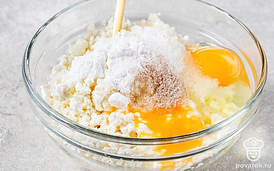 Приготовьте творожную масу. Отдельно смешайте до однородности творог с яйцами, оба вида сахара и соль. Перемешайте. Обе массы разделите по кондитерским мешкам.