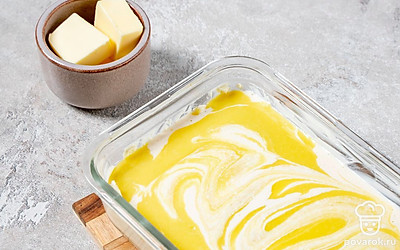 Завершите приготовление запеканки. В смазанную маслом форму выдавите, чередуя, обе массы. Нарисуйте вилкой красивые узоры на поверхности. Отправьте в духовку на 1 час.